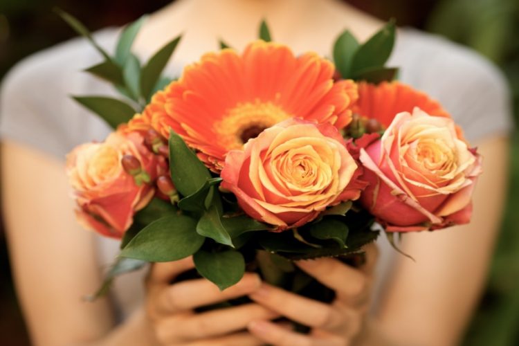 プレゼントする前に知っておこう！女性に贈る花束の選び方とマナー