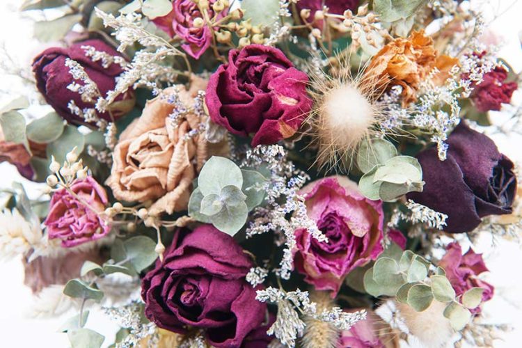 バラのドライフラワーの飾り方とは?簡単にできる作り方もご紹介 花と笑顔を暮らしのそばに − はなのわ バラのドライフラワーの飾り方とは?簡単にできる作り方もご紹介 花と笑顔を暮らしのそばに − はなのわ