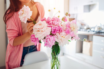 お部屋に飾る人気の花の種類とは？花瓶選びのポイントもご紹介