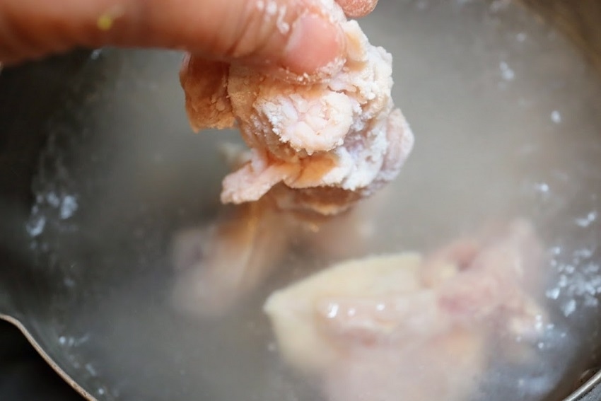 鶏もも肉を沸騰したお湯で、火が通るまで茹でる
