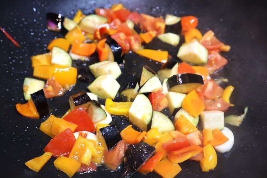 野菜をオリーブ油で炒める
