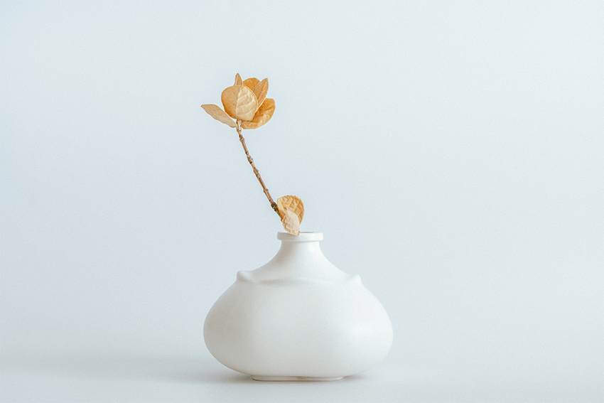 陶器製のシックな花瓶